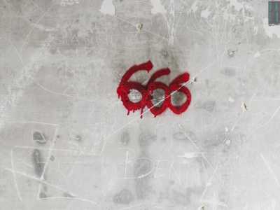 Sui muri sono incisi cerchi e strani simboli e su di essi il numero della bestia: il �666� dipinto con un colore rosso sangue